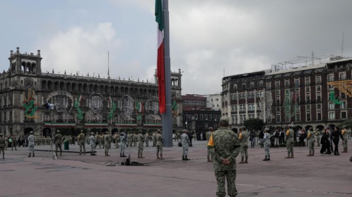 AMLO izó la bandera en memoria de las víctimas de los sismos de 1985 y 2017 (Video)