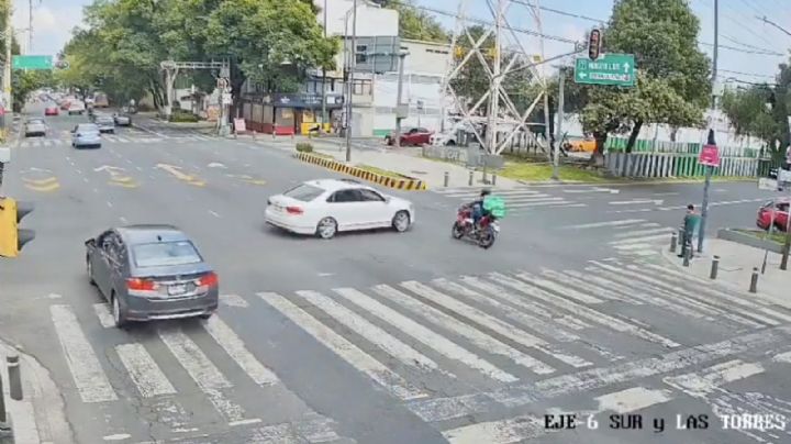 Conductor se pasa el semáforo y embiste a motociclista en Iztapalapa (Video)