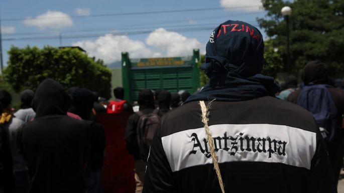 Normalistas intensifican protestas: lanzan petardos y estrellan vehículo en cuartel militar