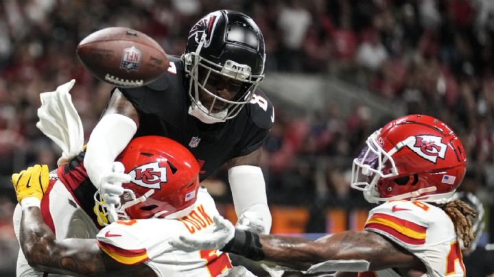 Mahomes lanza dos pases de anotación y la defensiva de Chiefs resiste para ganar 22-17 a Falcons