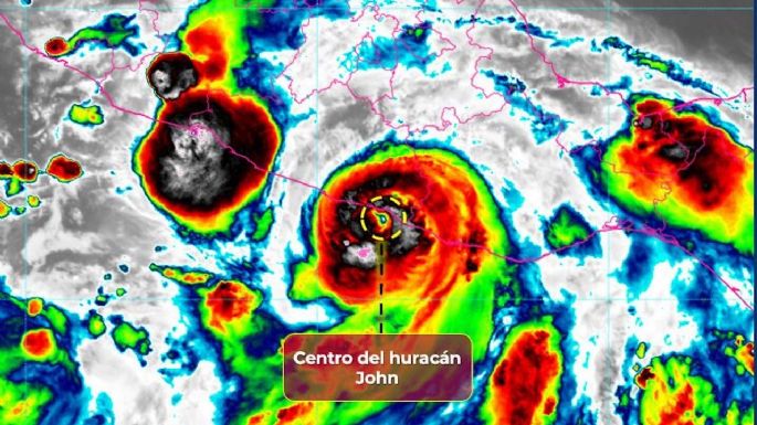 Huracán John de categoría 3 ya tocó tierra en México