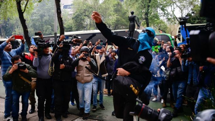 Estudiantes de Ayotzinapa lanzan petardos al Senado