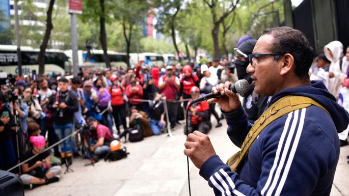 Ayotzinapa: petardos, pintas y reclamos al Senado por dar más poder el Ejército (Videos)