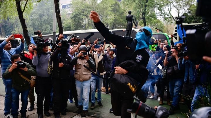 Estudiantes de Ayotzinapa lanzan petardos al Senado