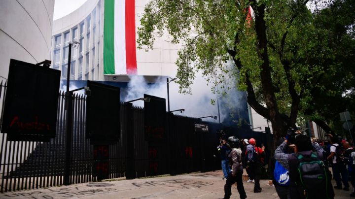 Ayotzinapa: petardos, pintas y reclamos al Senado por dar más poder el Ejército (Videos)