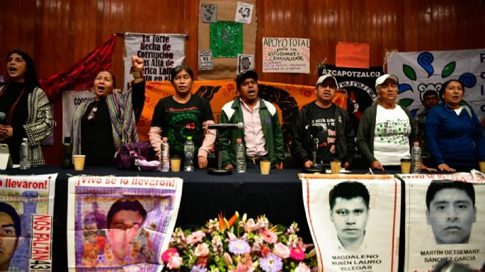 AMLO incumplió y “protege mucho a sus militares”: padres de los 43 de Ayotzinapa en la UNAM