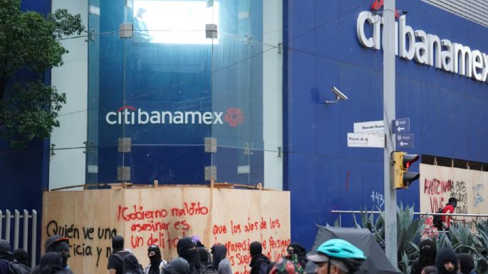 Grupo de encapuchados destrozan establecimientos en Paseo de la Reforma (Videos)