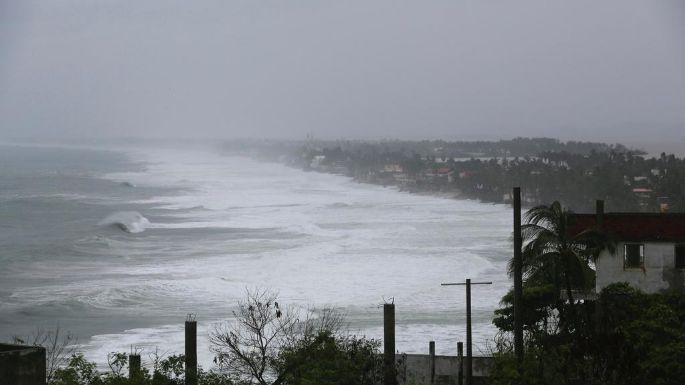 Huracán John en Oaxaca deja tres muertos, derrumbes, carreteras dañadas, puentes destruidos…