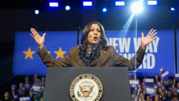 Harris se burla de Trump en evento de recaudación de fondos en Los Ángeles repleto de celebridades