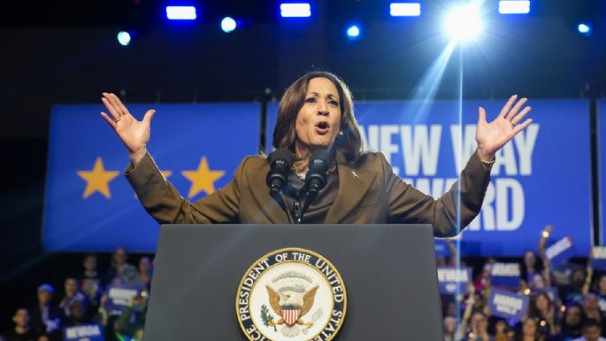 Harris se burla de Trump en evento de recaudación de fondos en Los Ángeles repleto de celebridades