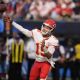 Mahomes y Kelce ayudan a Chiefs a remontar para vencer 17-a Chargers