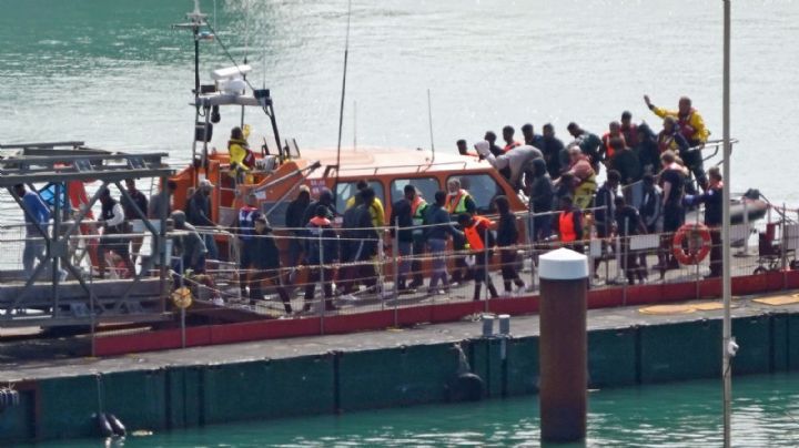 Al menos 13 migrantes mueren tras naufragio de barco con decenas de migrantes en Canal de la Mancha