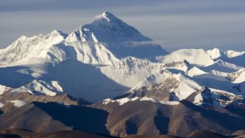 Un río está elevando la cima del Monte Everest