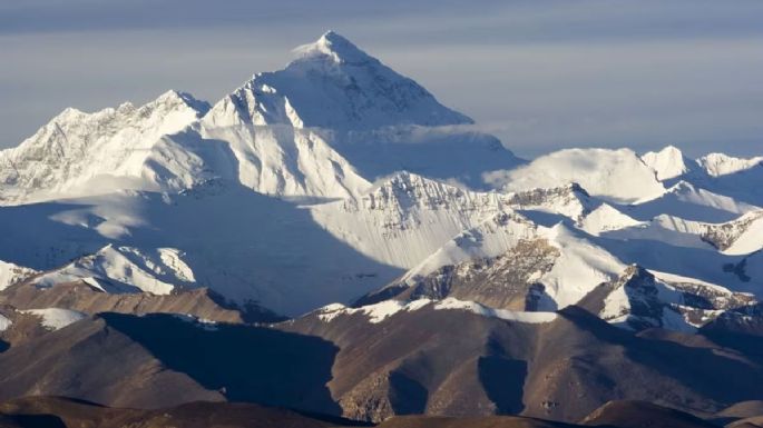 Un río está elevando la cima del Monte Everest