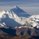 Un río está elevando la cima del Monte Everest