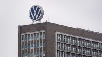 VW desea cancelar una promesa de no despedir empleados, y no descarta cerrar plantas en Alemania