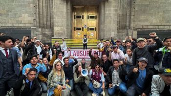 Grupo de jóvenes a favor de la reforma judicial clausura simbólicamente la SCJN