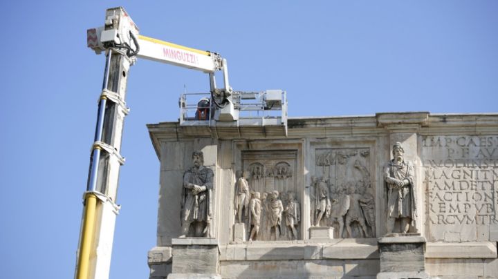 Rayo daña el antiguo Arco de Constantino durante una violenta tormenta eléctrica en Roma