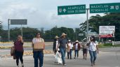 Normalistas de Ayotzinapa exigen apoyos con un bloqueo en la autopista del Sol