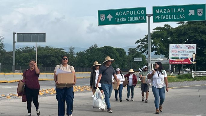 Normalistas de Ayotzinapa exigen apoyos con un bloqueo en la autopista del Sol