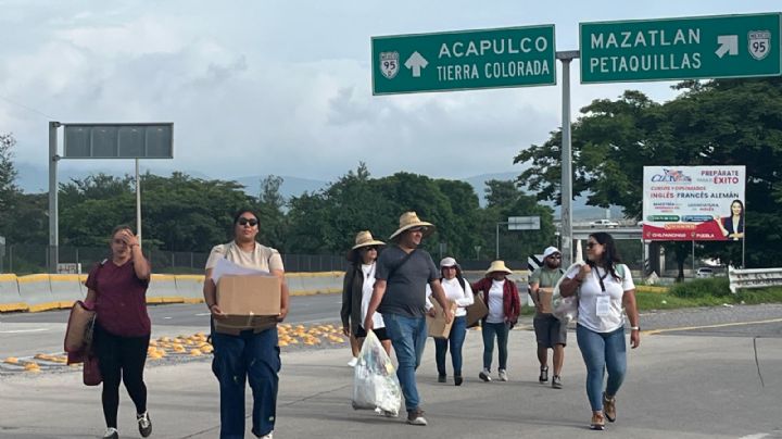 Normalistas de Ayotzinapa exigen apoyos con un bloqueo en la autopista del Sol