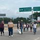 Normalistas de Ayotzinapa exigen apoyos con un bloqueo en la autopista del Sol