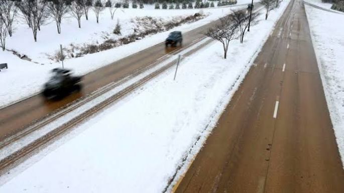 Vuelos cancelados y carreteras intransitables por tormenta invernal