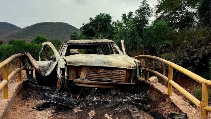 Mueren calcinadas dos personas por mina terrestre en Apatzingán; iban en camioneta blindada