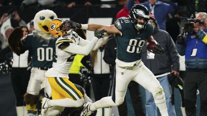 Hurts lanza para 2 TD y Goedert hace una jugada estelar en victoria de Eagles 22-10 sobre Packers