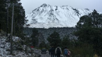 Sancionarán a excursionistas que subieron al Nevado de Toluca en vehículos todo terreno