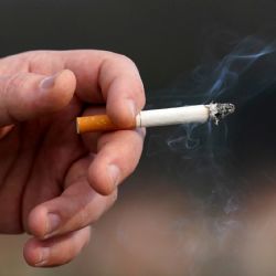 La FDA propone plan para hacer que los cigarros sean menos adictivos; su destino depende de Trump