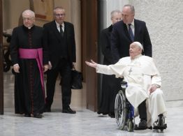 El papa Francisco se lastima el brazo en una caída, la segunda en poco más de un mes