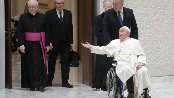 El papa Francisco se lastima el brazo en una caída, la segunda en poco más de un mes