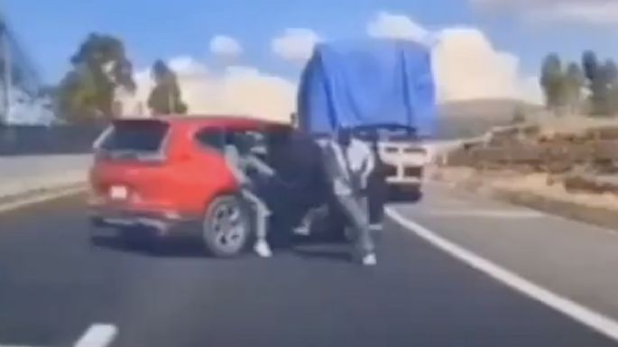 Familia escapa de sujetos armados que intentaron asaltarla en carretera a Texcoco (Video)