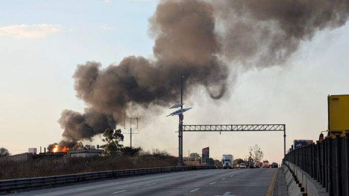 Incendio en poliducto de Pemex en Tepeji del Río obliga a cerrar la autopista México-Querétaro