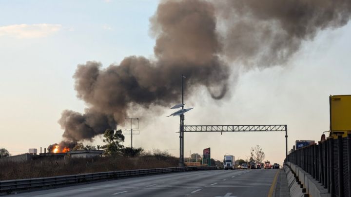 Incendio en poliducto de Pemex en Tepeji del Río obliga a cerrar la autopista México-Querétaro