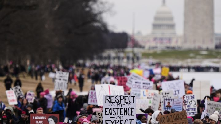 Decenas de miles de personas se manifiestan en Washington, previo a la investidura de Trump