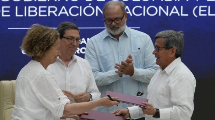 Colombia suspende diálogos de paz con rebeldes del ELN y los acusa de crímenes de guerra