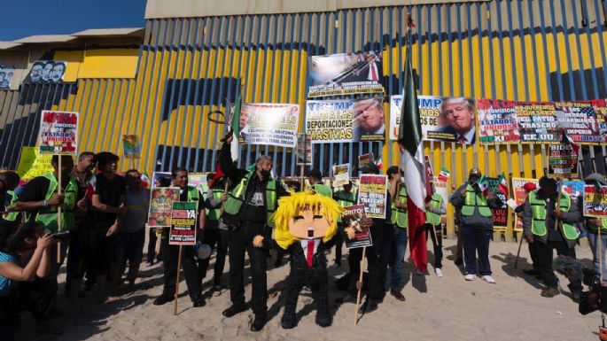 Golpean piñata de Donald Trump durante protesta de migrantes en Tijuana (Video)