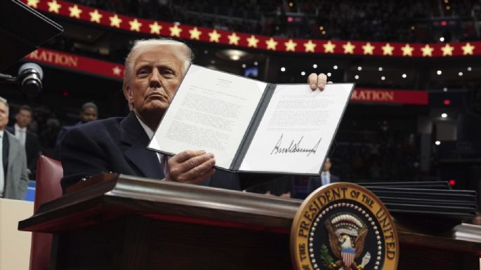 Trump firma primeras órdenes ejecutivas y revoca todas las instrumentadas por Biden