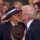 El no-beso de Donald Trump a Melania por culpa de un sombrero (Video)