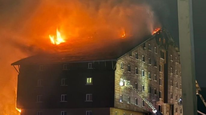 Arde un hotel en estación de esquí; suman 65 muertos y más de 50 heridos (Videos)