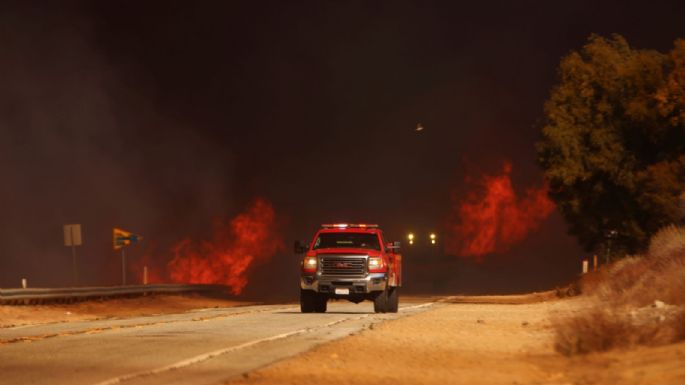 Más de 50 mil personas bajo órdenes o aviso de evacuación por incendio al norte de Los Ángeles