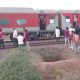 Saltan de tren por rumor sobre un incendio a bordo y son arrollados por otro ferrocarril