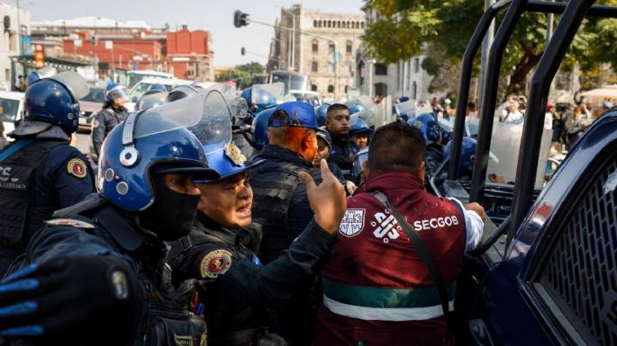 Ambulantes y policías se enfrentan por operativo para retirar puestos semifijos no autorizados (Video)