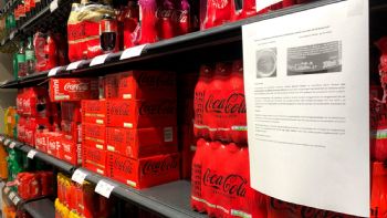 Coca-Cola retira bebidas por posible riesgo químico