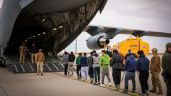 Comando Norte difunde fotos de migrantes deportados encadenados al subir a aviones militares