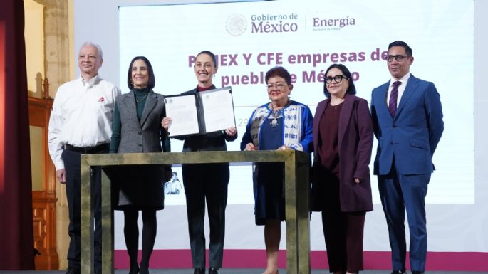 Sheinbaum firma leyes secundarias para hacer de Pemex y CFE empresas públicas del estado