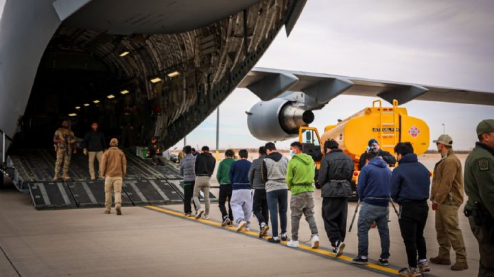 Comando Norte difunde fotos de migrantes deportados encadenados al subir a aviones militares