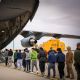 Comando Norte difunde fotos de migrantes deportados encadenados al subir a aviones militares